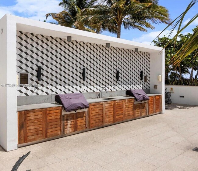 Building Photo - 2900 NE 7th Ave