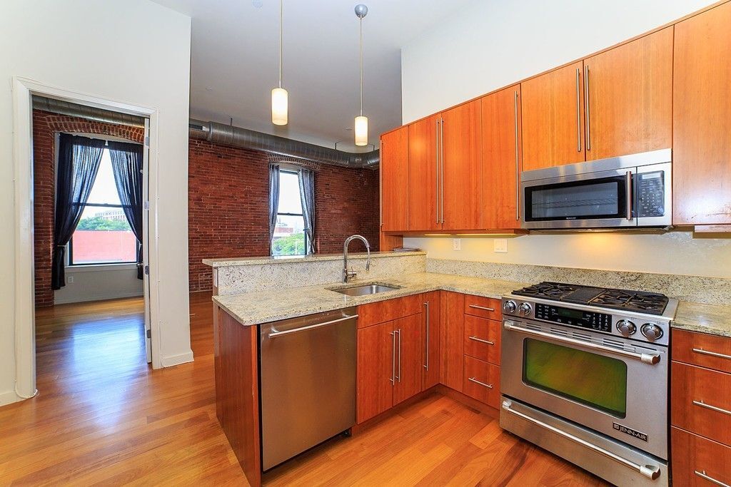 Building Photo - 125 B St