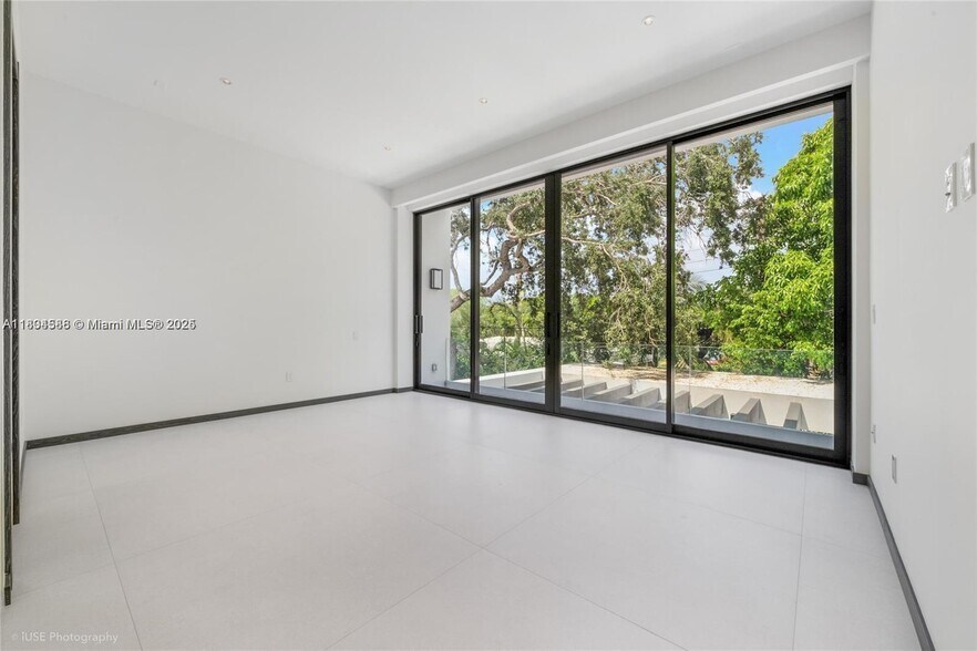 Building Photo - 8000 SW 62nd Ct