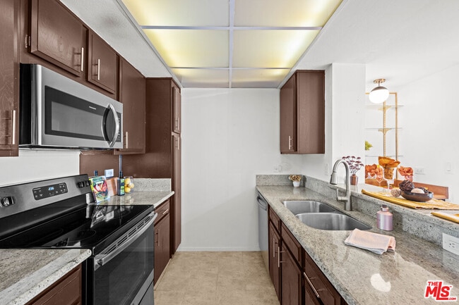 Building Photo - 10535 Wilshire Blvd