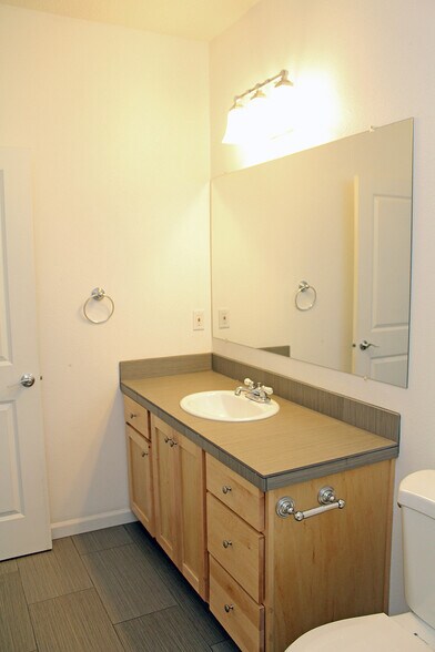 Building Photo - 1555 N Willis Blvd