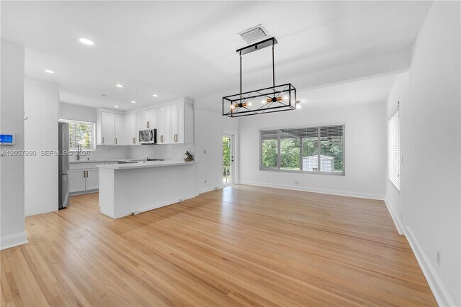 Building Photo - 2031 SW 66th Ave