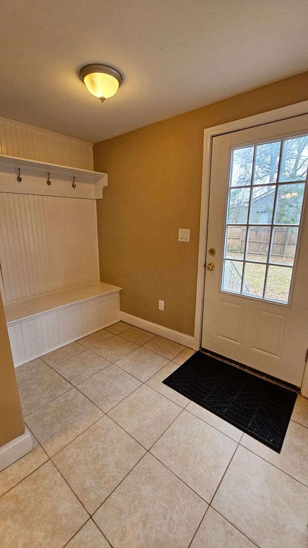 Building Photo - UPDATED BEAUTIFUL 3 BEDROOM/2 BATH