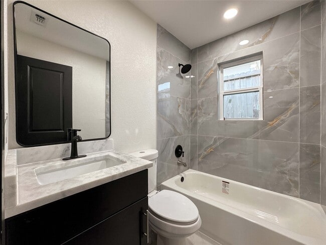 Building Photo - 206 E 33rd St