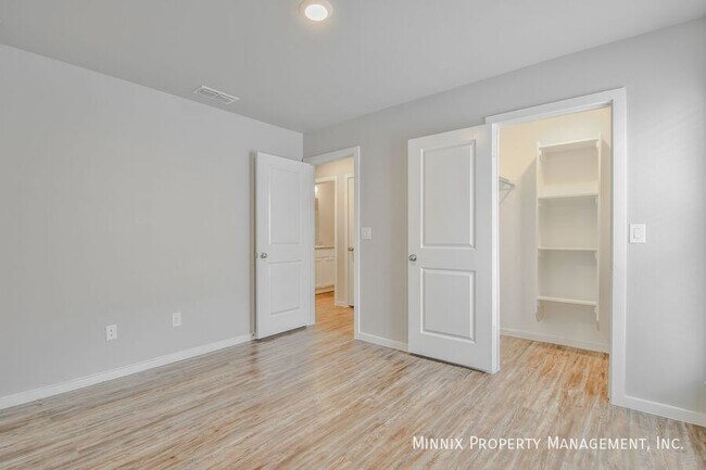 Building Photo - 2012 Kenwood Ave