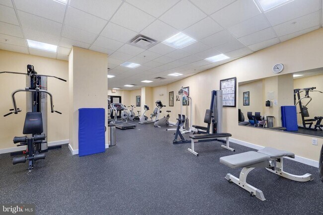 Building Photo - Top Floor Spacious One Bedroom W/Washer & ...