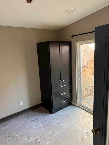 Building Photo - 285 Lilac Dr