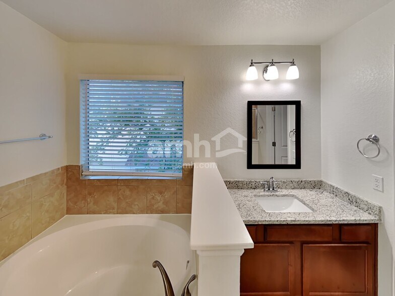 Building Photo - 10630 Buck Park