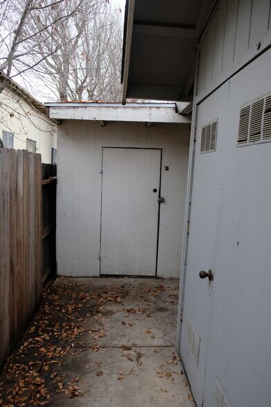 Back Patio - 118 W Beverly Pl