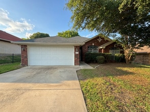 Building Photo - 4201 Lost Oak Dr