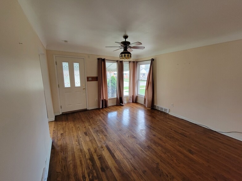 Living Room - 11457 Leverne