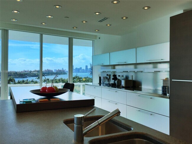 Building Photo - 100 South Pointe Dr