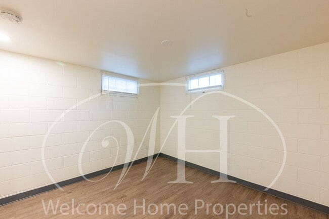 Building Photo - 427 E Pine St