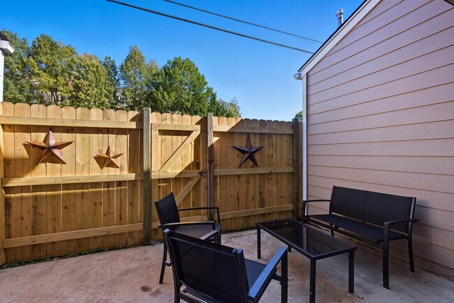 Building Photo - 1108 S Barnett Shoals Rd