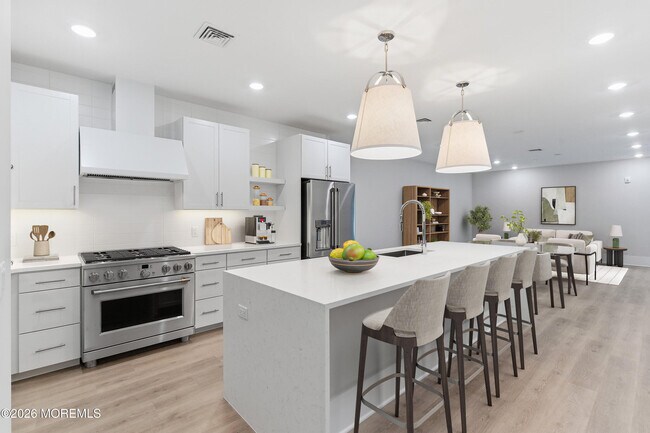 Building Photo - 215 2nd Ave