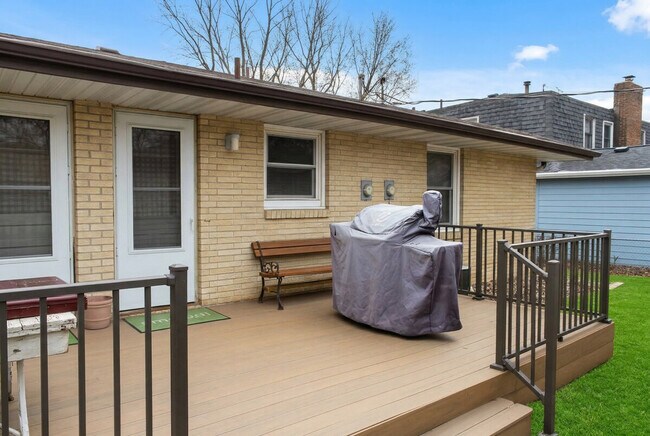 Building Photo - 202 NW Sharmin Dr