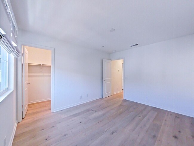 Building Photo - Los Alamitos Condo - 3 Bedroom / 2.5 Bathr...