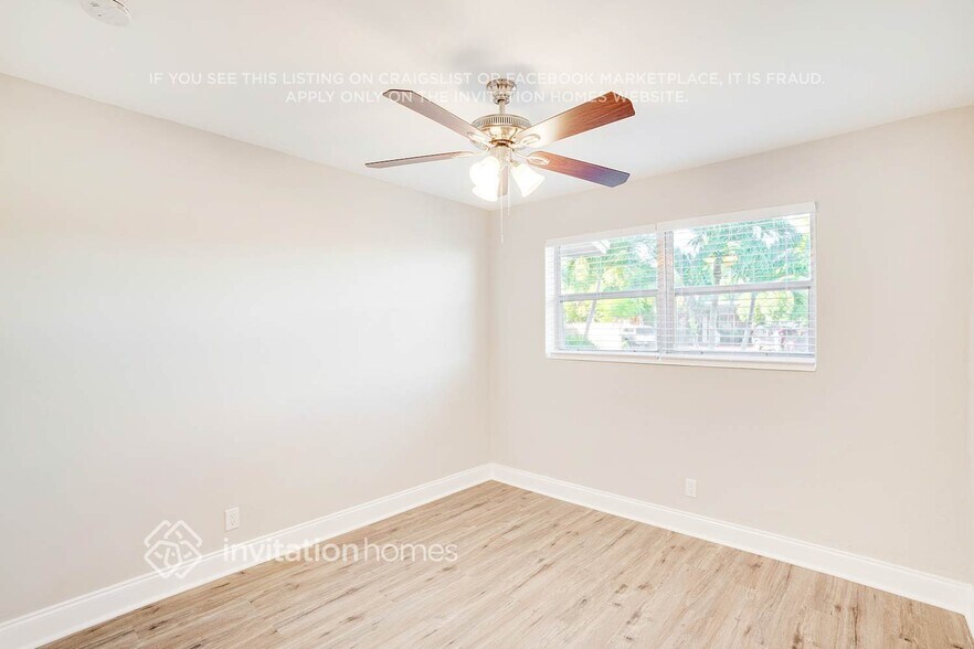 Building Photo - 2440 SW 5th Pl