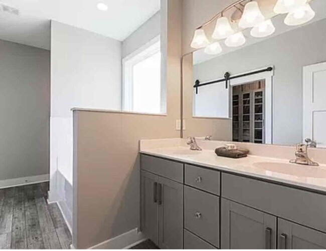 Building Photo - 7 Montaugue St