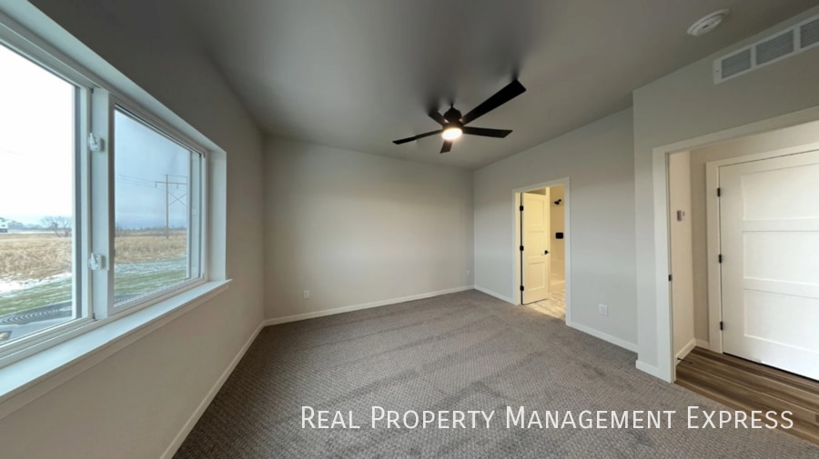 Building Photo - 3 Bedroom 2.5 Bathroom Townhome