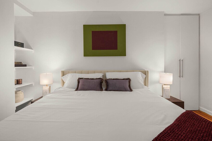 Building Photo - 3 E 9th St