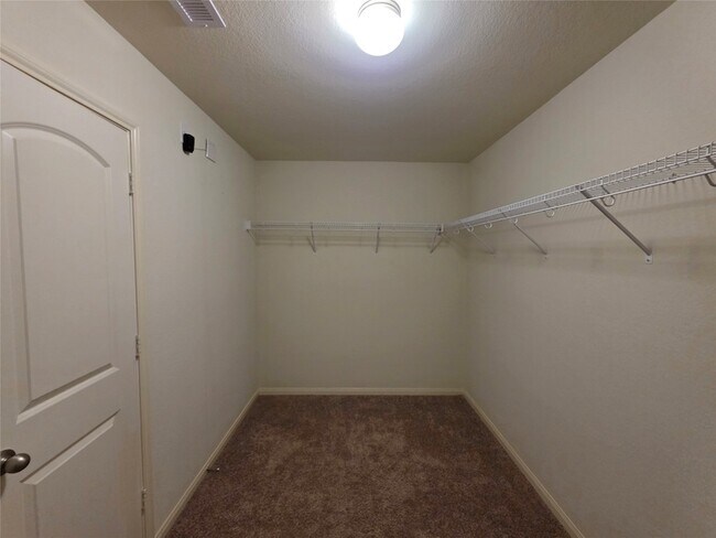 Building Photo - 723 Crystal Lakes Dr