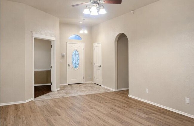 Building Photo - 832 Carol Ann Pl