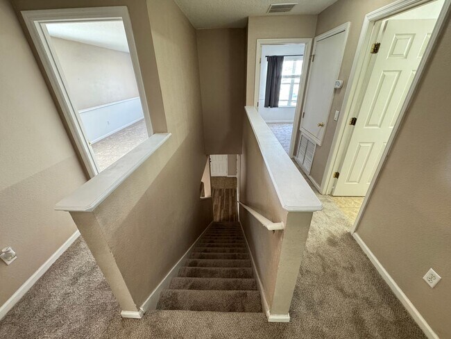 Building Photo - 5 Bedroom Townhome in Avalon Park! TESLA CHARGER INCLUDED!