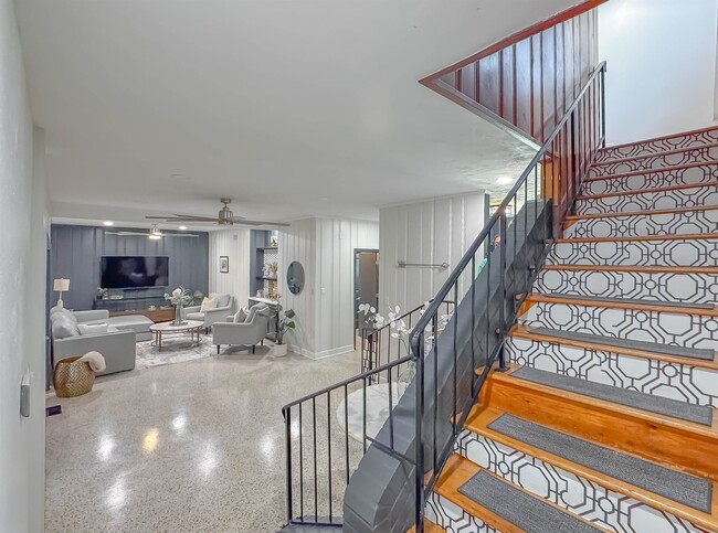 Building Photo - 1044 Seminole Dr