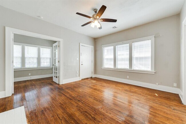 Building Photo - 2609 N Shartel Ave