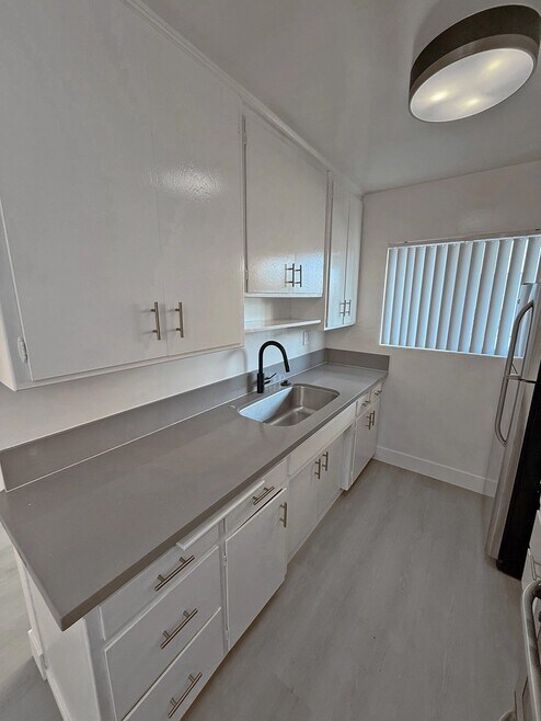 Building Photo - 745 N Edinburgh Ave