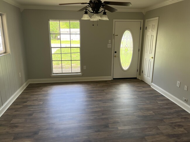 Building Photo - 3218 Seminole Dr