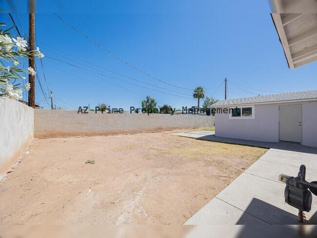 Building Photo - 2830 E Sheridan St
