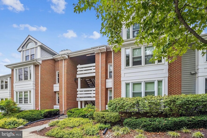 Building Photo - 7602 Lakeside Village Dr