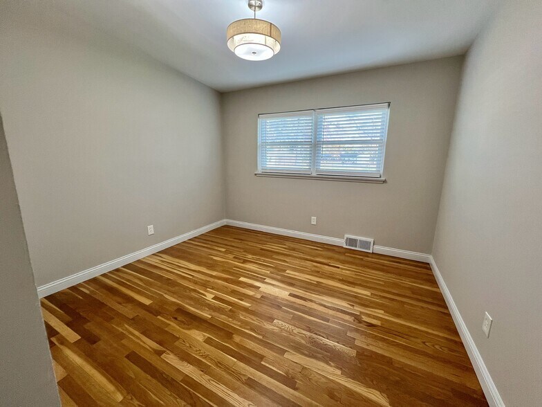 Building Photo - 417 Wenneker Dr