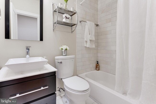 Building Photo - Gorgeous Rowhome Walking Distance to Colum...