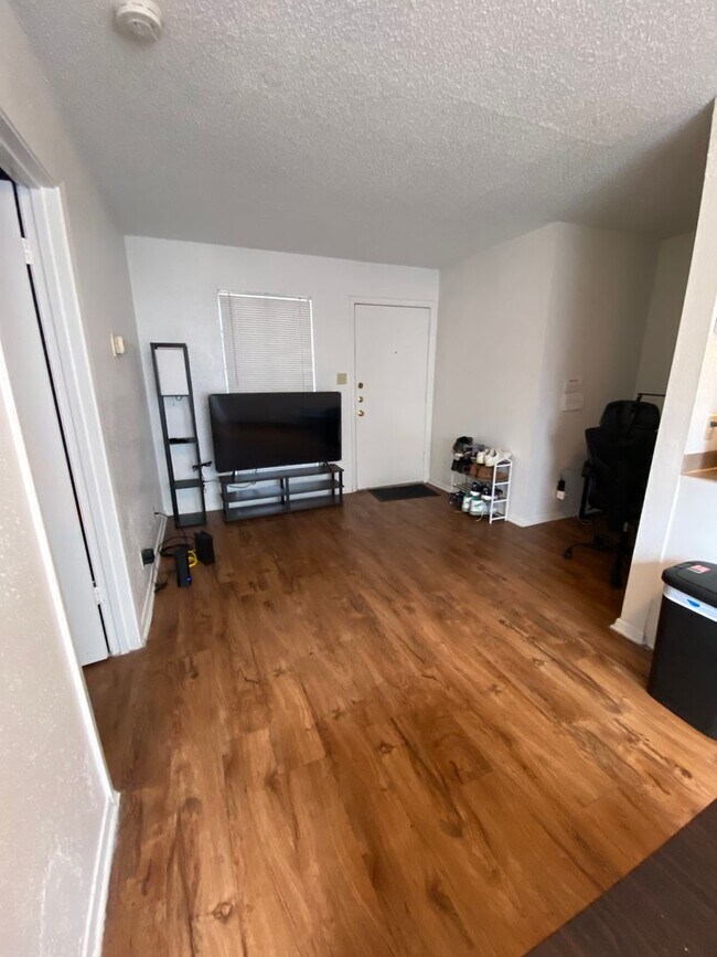 Building Photo - North Campus 1x1 @ University Quarters