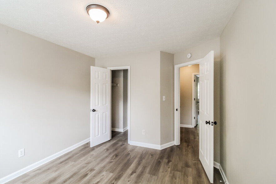 Building Photo - 121 River Trace Ct