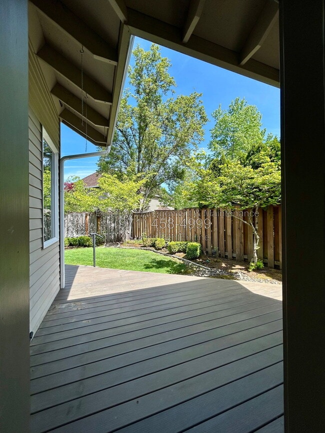 Building Photo - 820 NW Pebble Beach Way