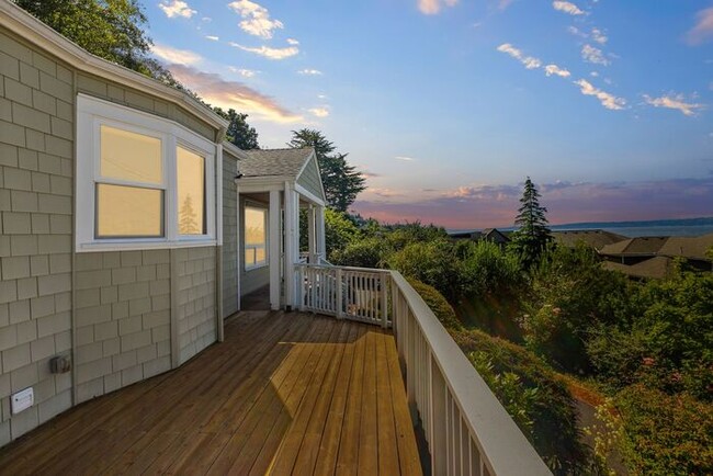 Building Photo - Charming Beach Drive Craftsman w/ AC and V...