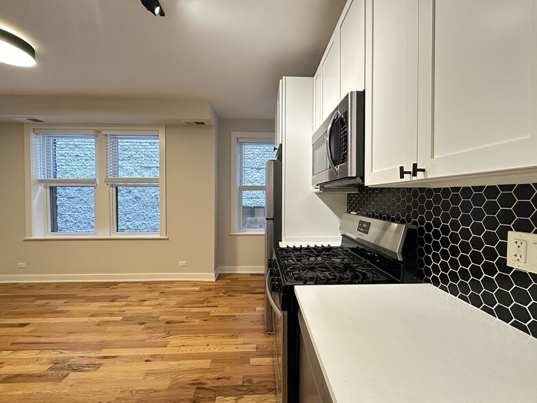 Building Photo - 643 W Wrightwood Ave