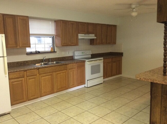 Building Photo - Large one Bedroom