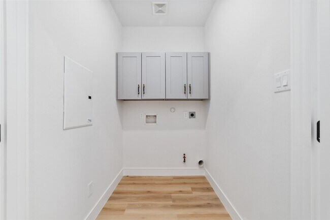 Building Photo - 6717 England St