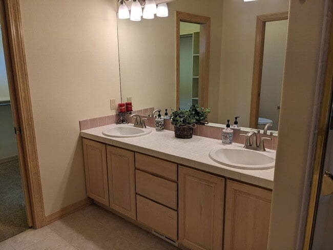 Building Photo - Westside Residence Near Kissing Camels & G...