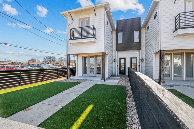 Building Photo - 600 Melba St