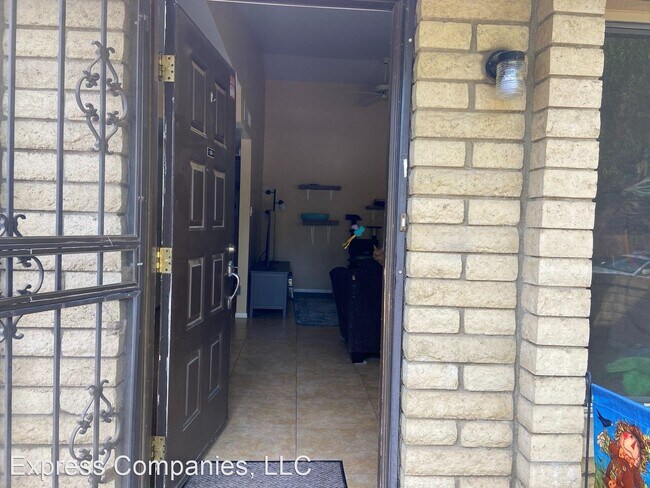 Building Photo - 3 br, 2 bath House - 15 W Loma Vista Dr. #104