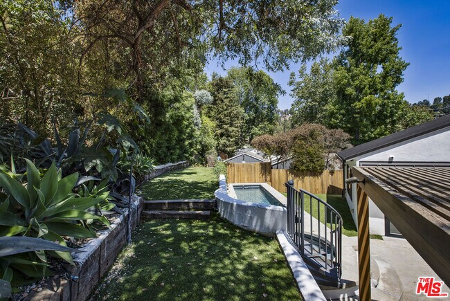 Building Photo - 2425 Rinconia Dr