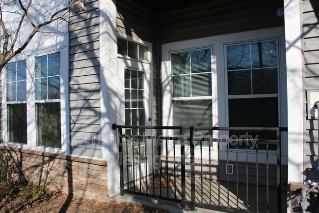 Building Photo - 1321 Karen Blvd