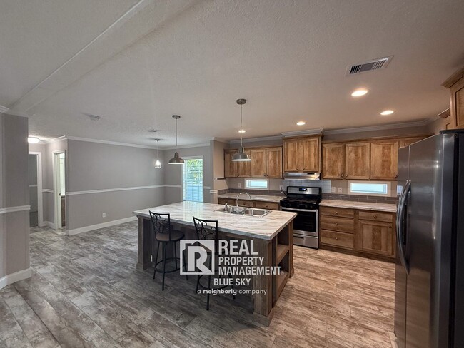 Building Photo - SPACIOUS 4 BEDROOM HOME WITH MODERN FEATUR...