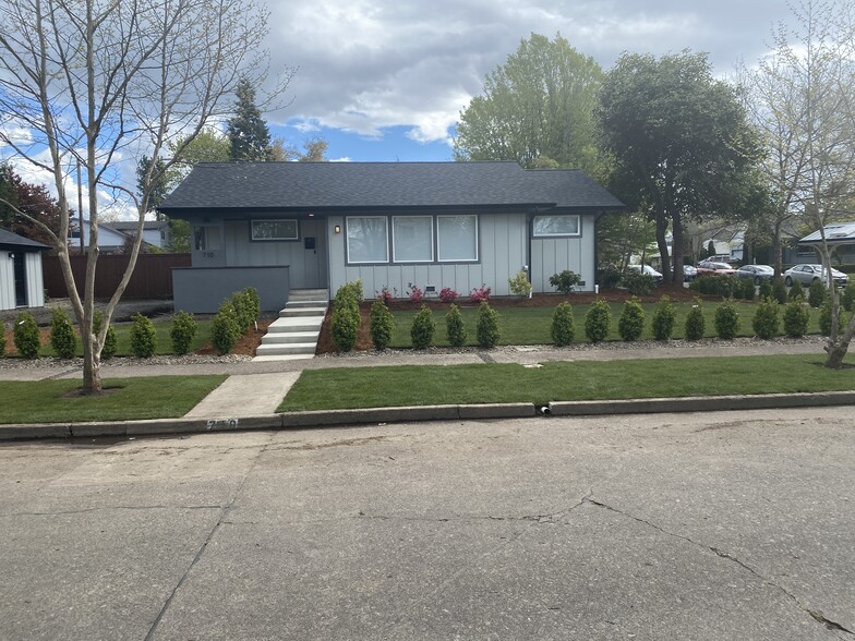 Building Photo - 710 E 22nd Ave